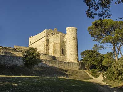 Château de Thouzon à le Thor en Vaucluse qui domine les vignobles locaux