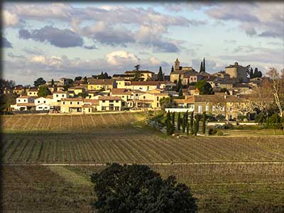 Village de Vacqueyras dans le Vaucluse, vignoble et terroir viticole